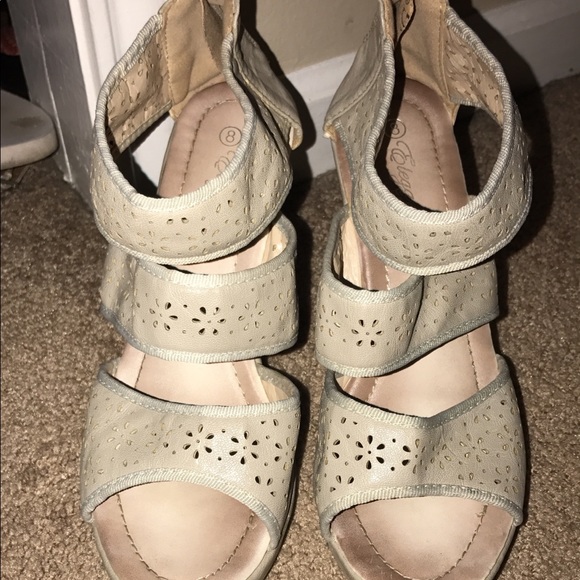 Boutique Wedges - Picture 1 of 2